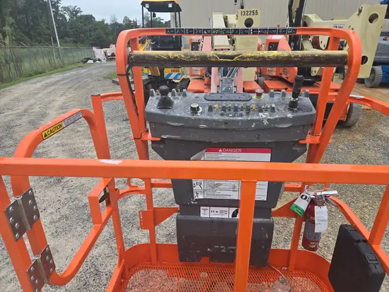 2013 JLG E400AJPN Articulating Boom Lift