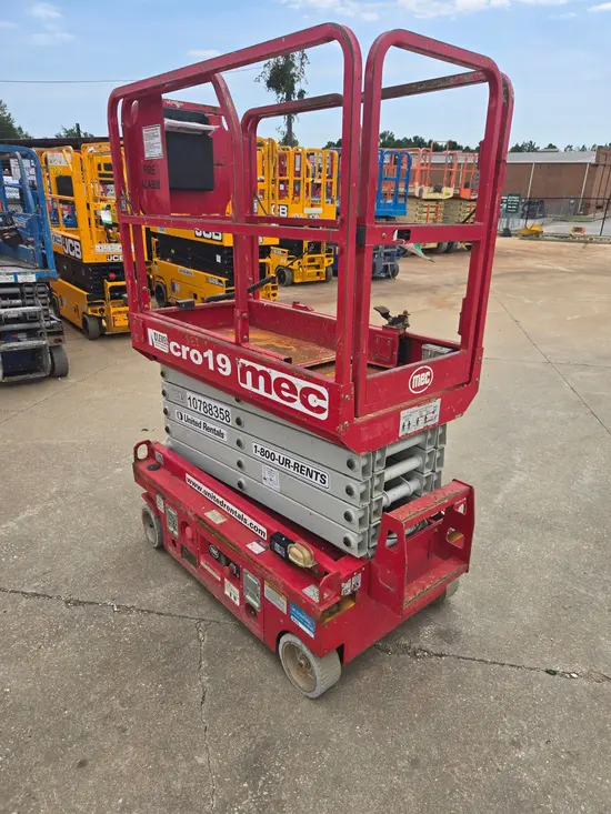 2018 MEC MICRO 19 Scissor Lift