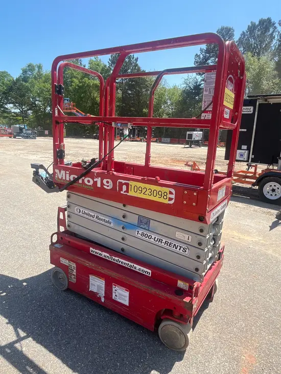 2019 MEC MICRO 19 Scissor Lift