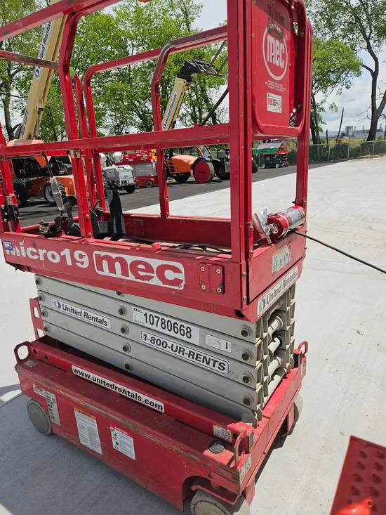 2018 MEC MICRO 19 Scissor Lift