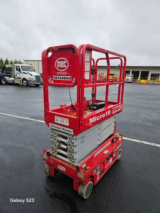 2018 MEC MICRO 19 Scissor Lift