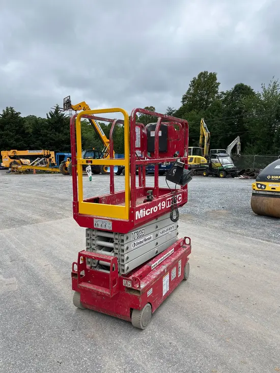 2018 MEC MICRO 19 Scissor Lift