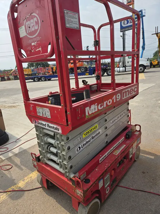 2019 MEC MICRO 19 Scissor Lift