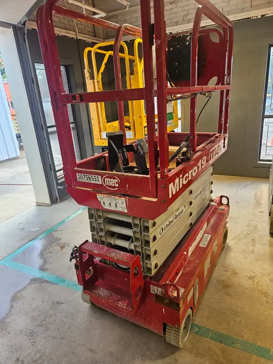 2018 MEC MICRO 19 Scissor Lift
