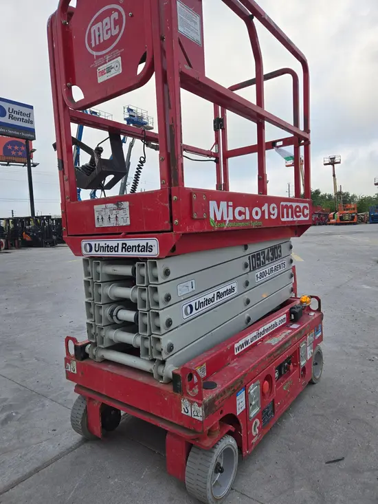 2019 MEC MICRO 19 Scissor Lift