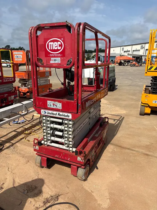 2019 MEC MICRO 19 Scissor Lift